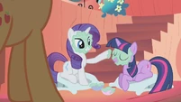 Twilight and Rarity mud mask S01E08