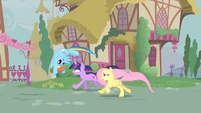 Rainbow Dash wants a race S1E22