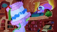 Twilight 'All the ponies in this town are crazy!' S1E1