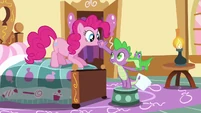 Spike plugs Pinkie's lips shut S03E11