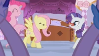 Rarity leading friends into room S1E14