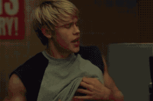 Tumblr mb37fecFmu1r0zod6o1 500