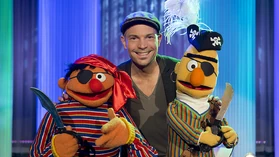 Sesamstrasse-Ernie&BertSongs-RogerCicero-ZiehtDasZeugAus-(2013-02-14)