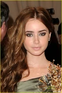 Lily-collins-costume-gala-02