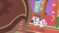 Sweetie Belle stares down the 'creature' S01E17