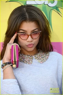 Zendaya-coleman-at-the-kids-choice-awards (4)