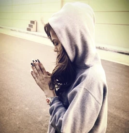 Zendaya-coleman-outisde-black-nails