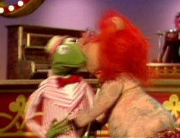 Kiss lydia kermit
