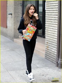 Zendaya-coleman-Eating-Fruity-Pebbles-In-The-Street