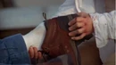 1x01 LoopKateRemovesShoe.png