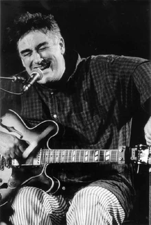 Fred Frith performing at the Moers Jazz Festival,June 1998. (© Alexander Kurz)