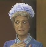 Angelines Fernández como Dona Clotilde.