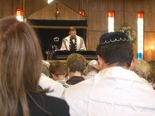 No Judaísmo Reformista as orações são em geral feitas na língua vernácula e homens e mulheres desempenham o mesmo papel no culto