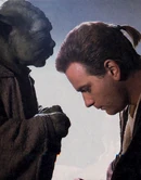 Obi-Wan Kenobi inclinado hacia el Maestro Yoda.