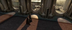 Obi-Wan Kenobi y Anakin Skywalker caminando por uno de los corredores principales del Templo en el año 19 ABY.