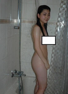 受淫照事件牽連的女星多達十多人，楊受成侄女、陳冠希的女友楊永晴，其實也只是受害人的其中之一。此為流傳照片的被裁剪版本。