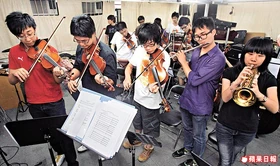 一眾香港高登交響樂團成員，正排練管弦樂演奏。（《蘋果日報》圖片）