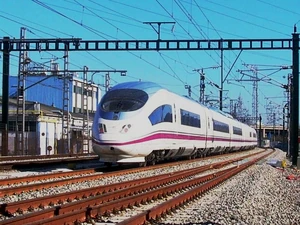 Renfe Serie 103 llegando a Barcelona