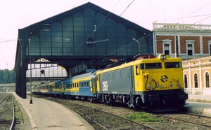 Rápido Diurno Cádiz-Madrid 513 en Sevilla San Bernardo con un composición típica de los años 80
