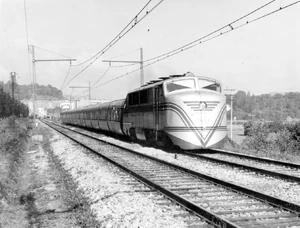 Talgo II con locomotora 1T Virgen del Pilar (rematriculada en Renfe Serie 350.001) cerca de San Sebastián, 1955