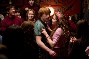 Lavender and Ron Weasley at a Gryffindor party.