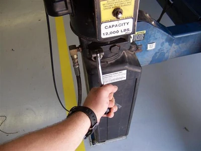 Lower the lift until it comes to rest on the hard stops (clicks)