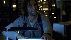 Desmond versucht, den Computer zu reparieren