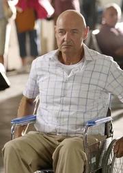 Locke in einem Rollstuhl auf dem Flughafen Sydney