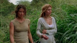 Kate und Juliet wandern durch den Dschungel