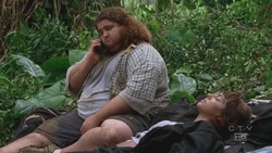 Hurley spielt mit dem Satellitentelefon