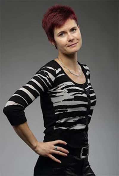Tereza Chudobová dubs the voice of Sun-Hwa Kwon