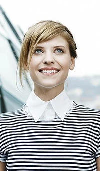 Jitka Ježková dubs the voice of Shannon Rutherford