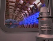 Řada warp cívek uvnitř warp gondoly lodi třídy Galaxy