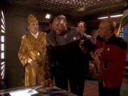 Sisko při hrozivé vizi, která ukazuje zkázu Bajoru