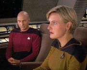 Natasha Yarová přepravuje kapitána Picarda na USS Enterpriese-D