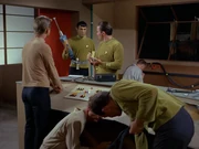 Spock besorgt ein Phasergewehr.