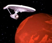 Die Enterprise im Orbit um Memory Alpha.
