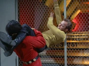 Kirk und Khan kämpfen gegeneinander.