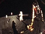 Neil Armstrong betritt den Mond.