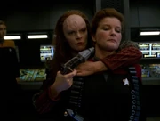 Seska nimmt Janeway als Geisel.