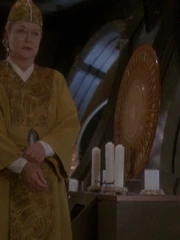 Kai Winn vor ihrem Altar