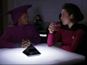 Ob sie will oder nicht: Ro Laren hat jetzt eine neue Freundin – Guinan.