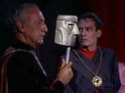 Hamlets Vater, gespielt von Anton Karidian, und Hamlet