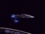 Die USS Yeager fliegt an Deep Space 9 vorbei.