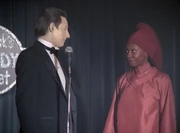 Guinan zeigt Data, dass es so nicht funktioniert.