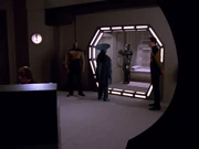 Guinan redet mit Hugh