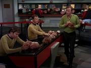Chekov ist mit einem Tribble beschäftigt.