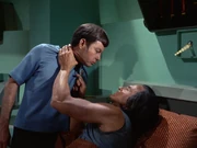 Khan bedroht Doktor McCoy.