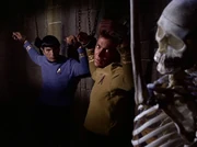 Kirk und Spock sind zusammen mit einem Skelett gefangen.