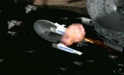 Die USS Sitak wird an der Backbordgondel getroffen
